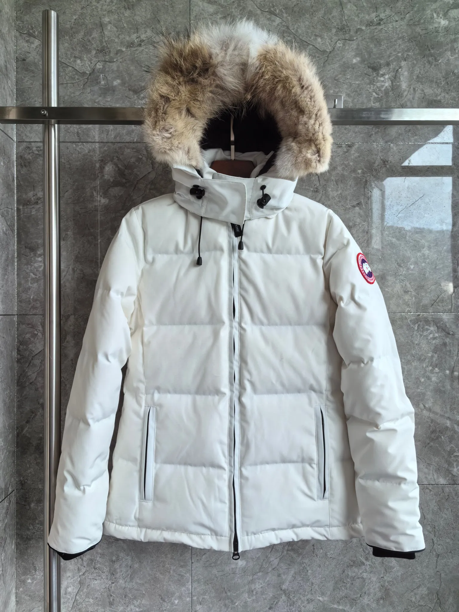 P860 E04 Chelsea women's model off-white.